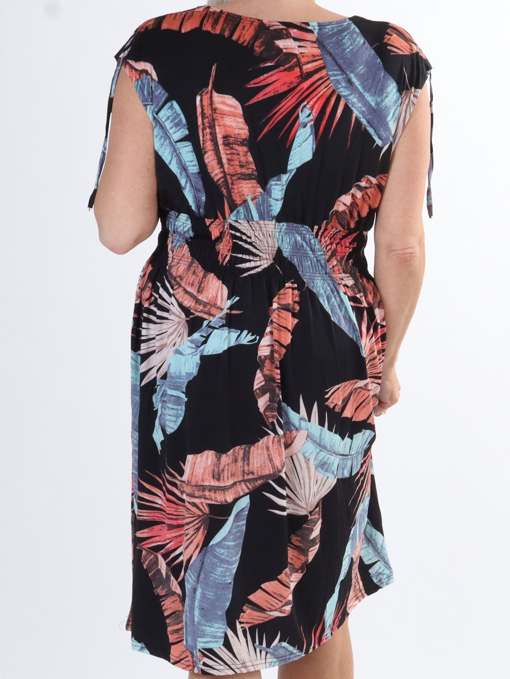 Pams Feather Short - Kort elastisk plus size-klänning i skrynkelfri tyg